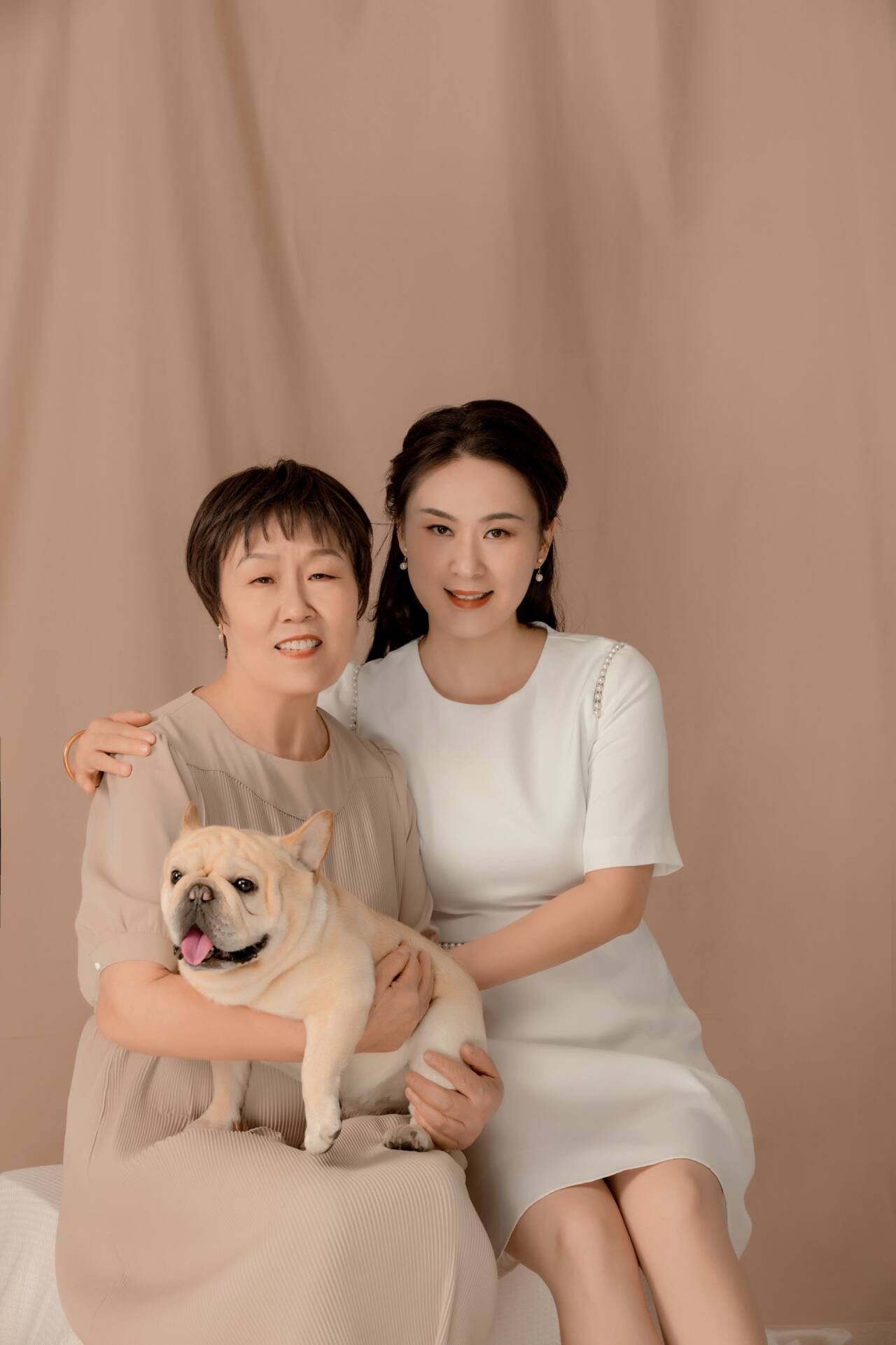 豆豆被家人抱在怀里